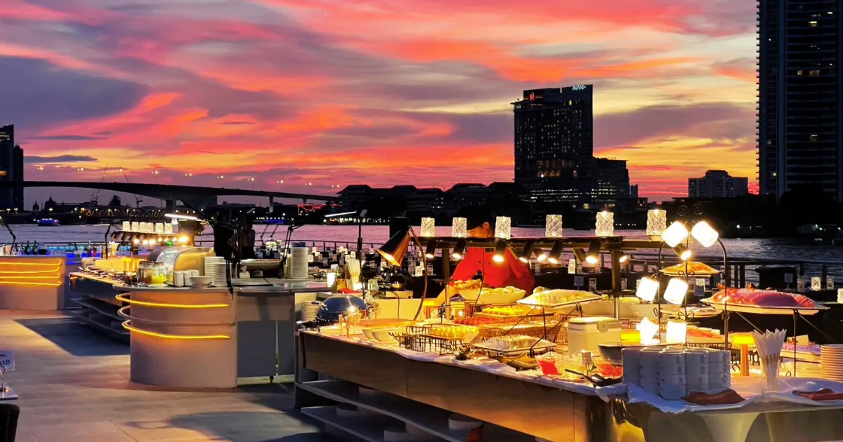 บรรยากาศบนชั้นดาดฟ้าของ Sawasdee Chaophraya สวยงามมาก